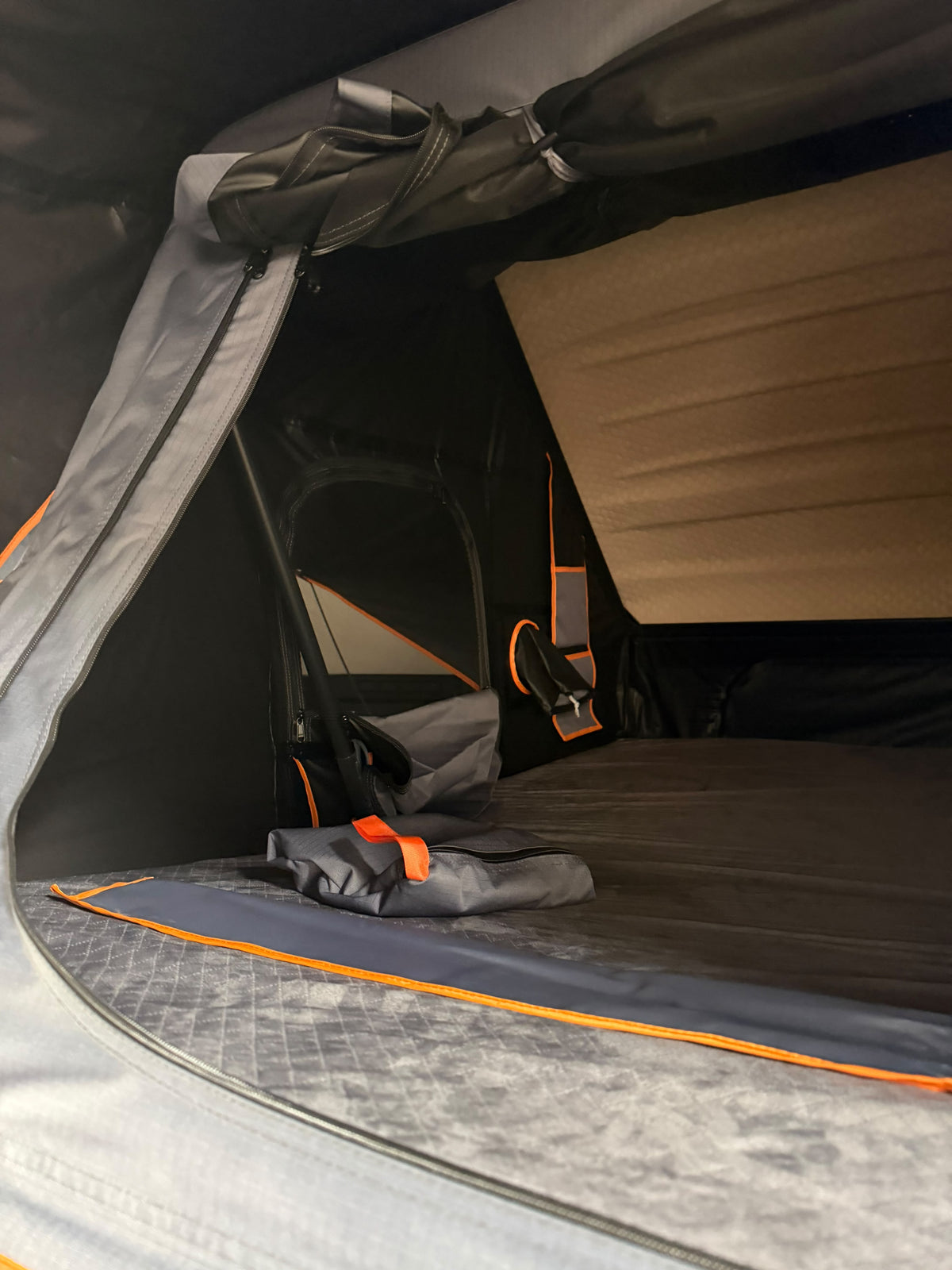 7.) Casa de acampar para auto para 4 personas con carcasa rígida plástico abs